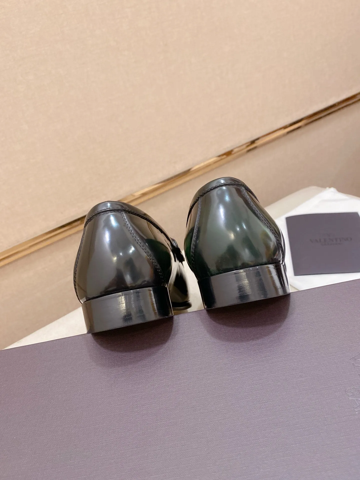 Factory price: 700💰Valentino's new men's V logo micro-label business casual loafers. These Derby loafers are made of imported cowhide leather. They are light in texture and cool in style. The uppers are decorated with brand logo buckles, highlighting the big-brand style! The lines reveal novel urban trends. The toe is round and full, and the rubber foam sole and triple protruding leather welt complement each other. It is extremely fashionable and charming, with dyed calfskin lining, genuine leather feet, and standard logo decoration. It is simple yet elegant. It has a classic European and American loose style and is extremely comfortable on the feet. Size: 39-44 (38.45. Customized)